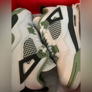 Air jordan 4 ‘seafoam’ MENS (7.5) WOMENS (9)